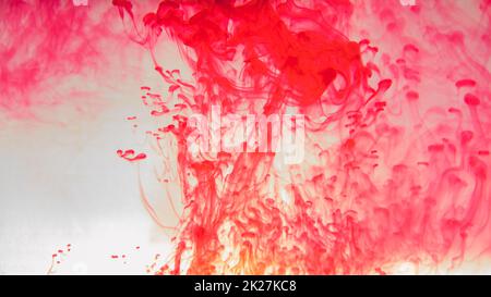 Rote Tinte im wasserabstrakten Hintergrund. Verwirbelungen von Farbe in Flüssigkeit Stockfoto