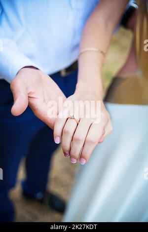 Heirate mich heute. Frisch verheiratetes Paar, das Händchen hält, Hochzeitsfoto. Stockfoto