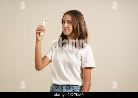 Müde junge Frau fühlen sich überhitzt leiden Hitzschlag hohe Temperatur Schwitzen Problem, verschwitzt Mädchen halten winkende Ventilator Kühlung im heißen Sommer Stockfoto