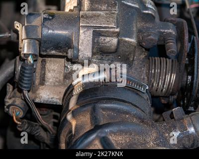 Metallklammer des Gummirohrs der Auspuffanlage des Autos. Stockfoto