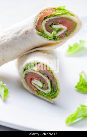 Tortilla gefüllt mit geräuchertem Lachs und Salat Stockfoto