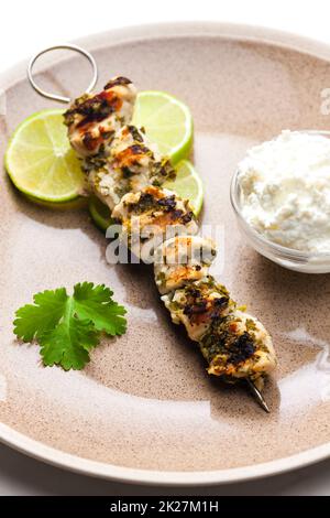 Kräuterspieß mit Joghurtdressing Stockfoto