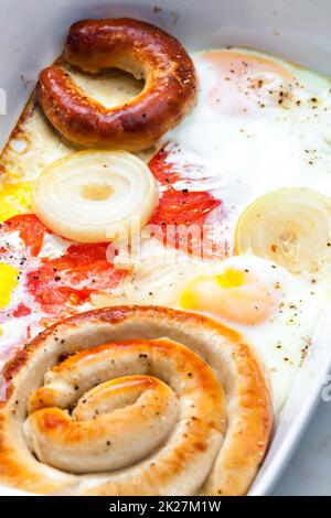 Weinwurst, Sauge und Tomaten mit Zwiebeln, die mit Eiern gebacken wurden Stockfoto