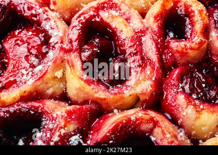 Frischer Quark mit Kirschen. Stockfoto