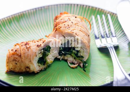 Geflügelroulade gefüllt mit Spinat Stockfoto