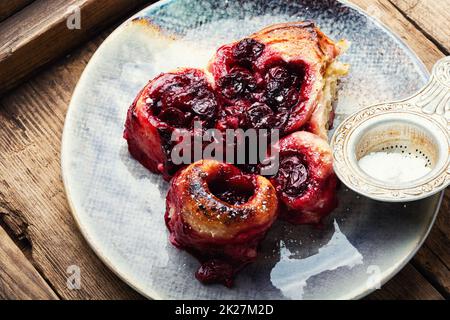 Frischer Quark mit Kirschen. Stockfoto