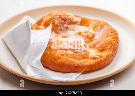 Ungarische typische Gerichte, die Langos genannt werden Stockfoto