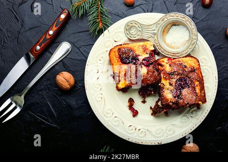 Marmorkuchen mit Kirschen. Stockfoto