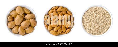 Mandeln, mit und ohne Schale, und Erdnüsse, in weißen Schüsseln Stockfoto