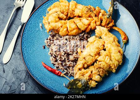 Köstlicher gegrillter Seebarschfisch. Stockfoto