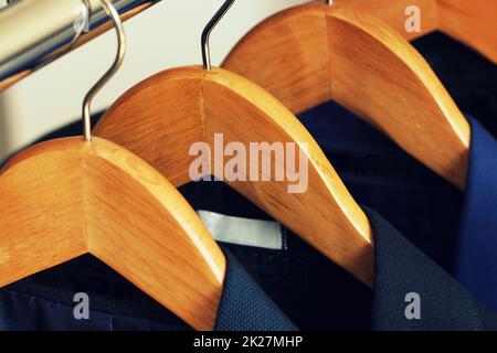 Reihe von Herren Anzüge im Schrank hängen Stockfoto