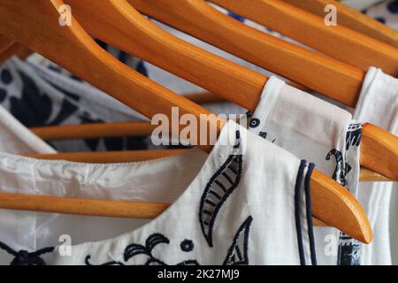 Sommer-Kollektion von Damenkleidung auf einem Gestell hängen Stockfoto