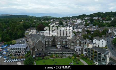 Luftaufnahme über das Dorf Windermere im Lake District - WINDERMERE, Großbritannien - 17. AUGUST 2022 Stockfoto
