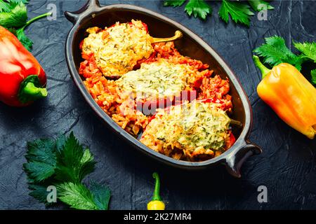 Gefüllte Paprika mit Fleisch auf Holzhintergrund Stockfoto