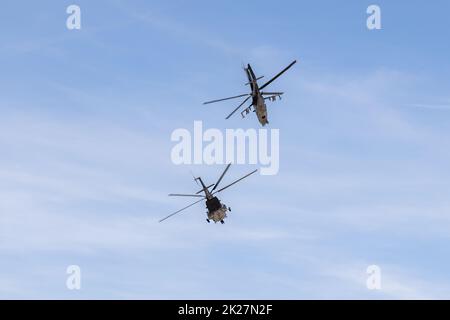 Tschechische Luftwaffe Mil Mi-24V Attack Helicopter & Mi-171Sh Combat - Transport Helicopter in der Luft auf der Royal International Air Tattoo 2022 Stockfoto
