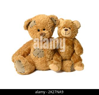 Zwei braune niedliche Teddybären auf weißem Hintergrund Stockfoto