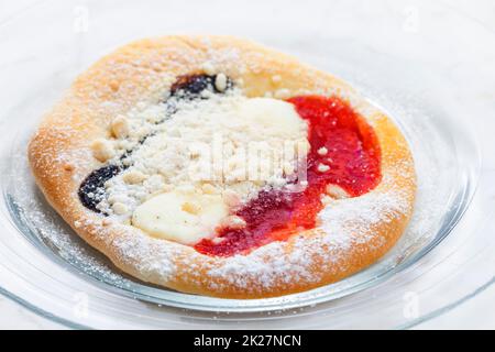 Pie gefüllt mit Quark, Mohn und Erdbeermarmelade Stockfoto