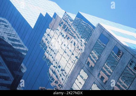 Flacher Blick auf den Wolkenkratzer. Wohn- oder Bürogebäude an der 3rd Avenue in Midtown Manhattan, geometrische Architektur in New York City, USA Stockfoto