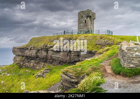 Old Moher Tower auf Hags Head an den berühmten Cliffs of Moher, Irland Stockfoto