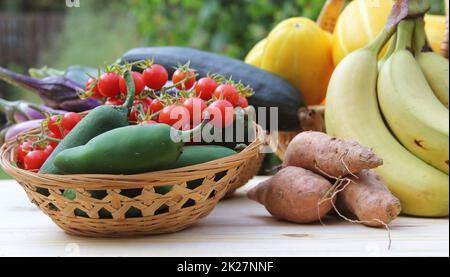 Gemüseernte im Sommer - Ginkaku Koreanische Melonen mit Ananas, Bananen, Jalapeno-Paprika und Tomaten Stockfoto