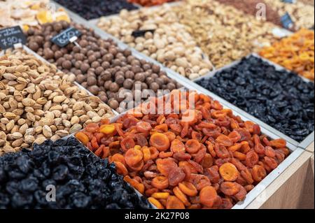 Getrocknete Früchte und Nüsse auf dem Lebensmittelmarkt Stockfoto