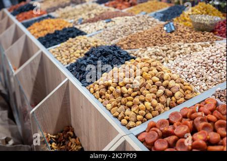 Getrocknete Früchte und Nüsse auf dem Lebensmittelmarkt Stockfoto