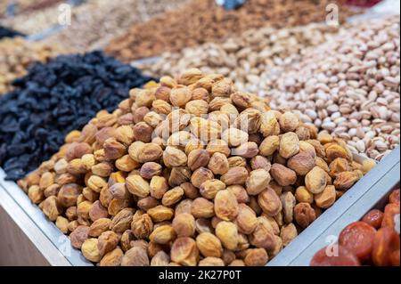 Getrocknete Früchte und Nüsse auf dem Lebensmittelmarkt Stockfoto