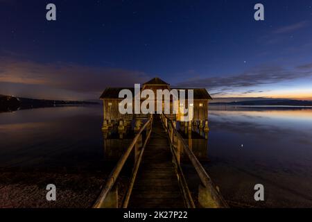 Bootshaus im Dorf Stegen, Ammersee, Bayern, Deutschland, bei Nacht Stockfoto