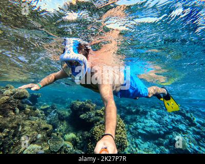 Schnorcheln Schwimmen Sie im Korallenriff im Roten Meer, Ägypten Stockfoto