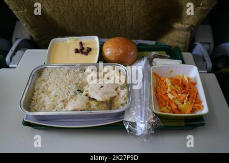Flugzeugernahrung, Reis und Hühnerfleisch mit Karotten-Gemüsesalat, auf dem Tablett-Tisch Stockfoto