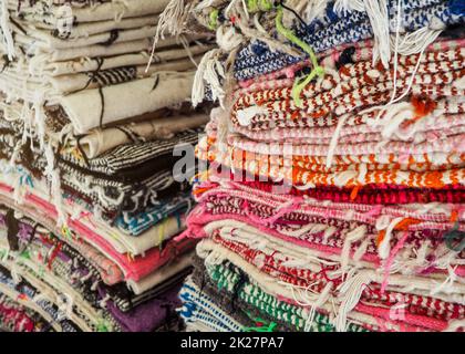 Bunte Textilteppiche oder -Decken auf dem Straßenmarkt in Marrakesch, Marokko - Nahaufnahme Detail Stockfoto