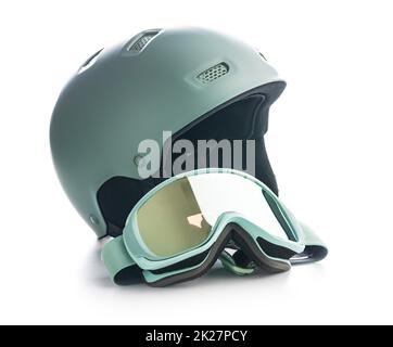 Ski- oder Snowboardhelm mit Schutzbrille isoliert auf weißem Hintergrund. Stockfoto