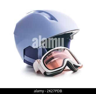 Ski- oder Snowboardhelm mit Schutzbrille isoliert auf weißem Hintergrund. Stockfoto