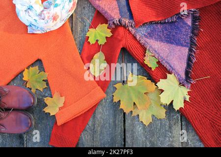 stilvoller Mode set Damen Kleidung und Accessoires. Frauen Herbst Outfit auf hölzernen Hintergrund Stockfoto