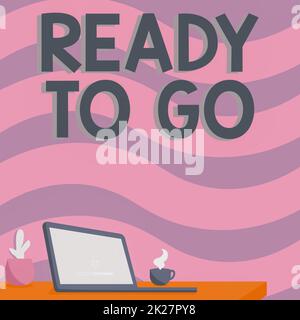 Konzeptionelle Beschriftung „Ready to Go“. Konzeptfoto vorbereitet und geeignet für den Transport oder die Reise an einen anderen Ort Büroschreibtisch Zeichnung mit Laptopstifthalter und einem offenen und angeordneten Stockfoto