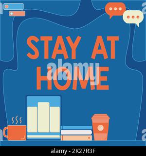 Inspiration mit Schild „Stay At Home“. Ein Wort auf der Bewegungssteuerung, das Personen daran hindert, öffentlich freigelegt zu werden Büroschreibtisch mit Tablet Stifthalter offenes, leeres Notizbuch ordnungsgemäß angeordnet. Stockfoto