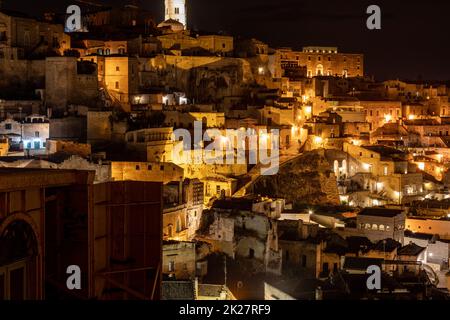 Nacht Landschaft der Sassi von Matera, bekannt für ihre alten Höhlenwohnungen bekannt. Basilikata. Italien Stockfoto