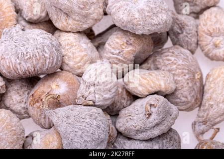 Getrocknete Feigen mit Reismehl bestreut. Stockfoto