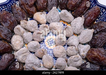 Getrocknete Feigen mit Reismehl und Medjoul Jumbo Datteln bestreut. Stockfoto