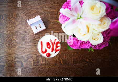 Valentinstag-Dessert mit den Worten Liebe und Kirschen Stockfoto