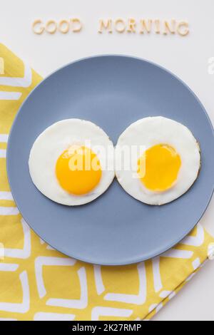 Zwei schöne Eier auf einer Platte Stockfoto