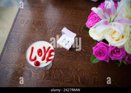 Valentinstag Dessert mit den Worten Liebe und Kirschen. Stockfoto