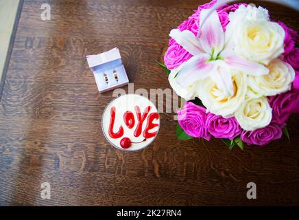 Valentinstag Dessert mit die Worte Liebe und Kirschen Stockfoto