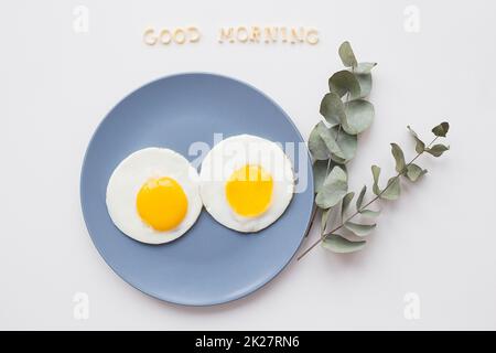 Zwei schöne Eier auf einer Platte Stockfoto