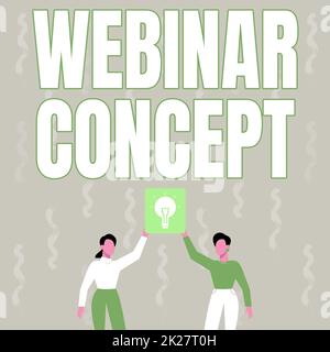 Handschriftliches Schild Webinar Konzept. Workshop oder Seminar zum Thema Internetkonzept, der über das Internet übertragen wird zwei Kollegen, die eine Lampe in der Hand halten und „New Achievement“ präsentieren. Stockfoto