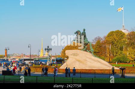 Denkmal für Peter den Großen auf dem Senatsplatz im Herbst. St. Petersburg. Stockfoto