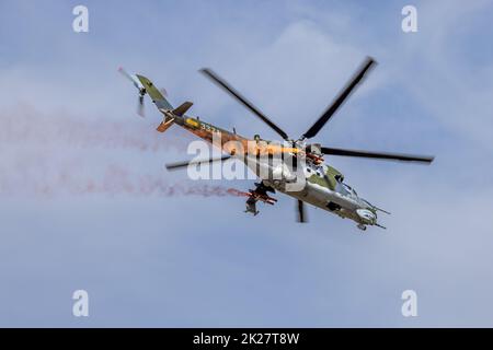 Tschechische Luftwaffe Mil Mi-24V Angriff Hubschrauber in der Luft auf der Royal International Air Tattoo 2022 Stockfoto