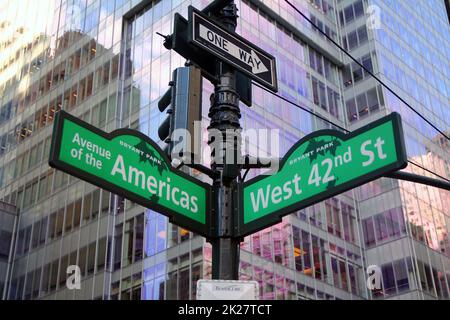 Green West 42. Street und Avenue of the Americas 6. Bryant Park traditionelles Schild in Midtown Manhattan Stockfoto