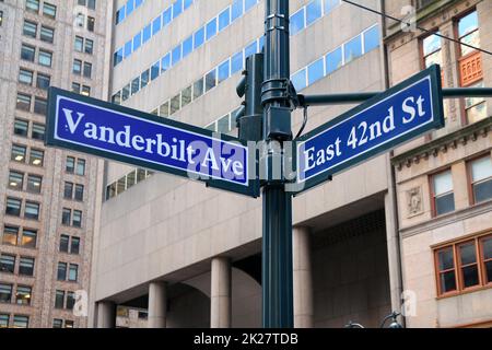 Blue East 42. Street und historisches Schild Vanderbilt Avenue in Midtown Manhattan Stockfoto