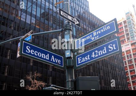 Blue East 42. Street und Second Ave historisches Schild ( Jimmy Breslin Way ) in Midtown Manhattan Stockfoto